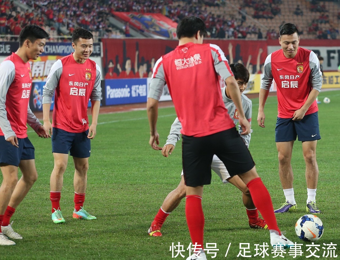 篮球篮网比赛中关键传球帮助球队取胜