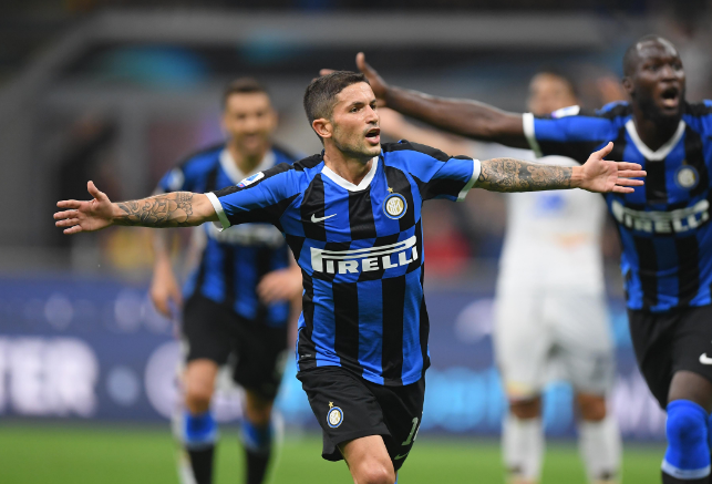 德甲半场：费尔南德斯连送精彩扑救，奥格斯堡0-0汉堡（德甲半场：费尔南德斯连连神扑，奥格斯堡与汉堡互交白卷）