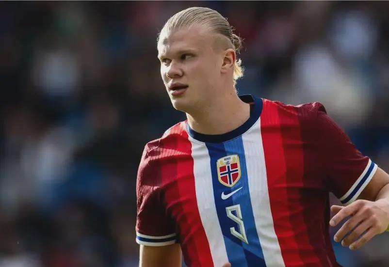 跋涉近18小时，15岁小球迷在球场外山上直播解说解放者杯决赛