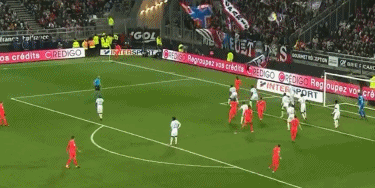 足球欧冠淘汰赛对阵激烈，主帅直言无弱旅（欧冠淘汰赛鏖战正酣，主帅坦言没有弱旅）