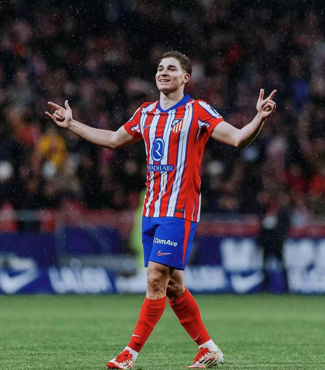 阿斯顿维拉在埃梅里带领下强势冲击英超争冠，与阿森纳激烈争夺榜首。（埃梅里率维拉强势冲冠，与阿森纳鏖战英超榜首）