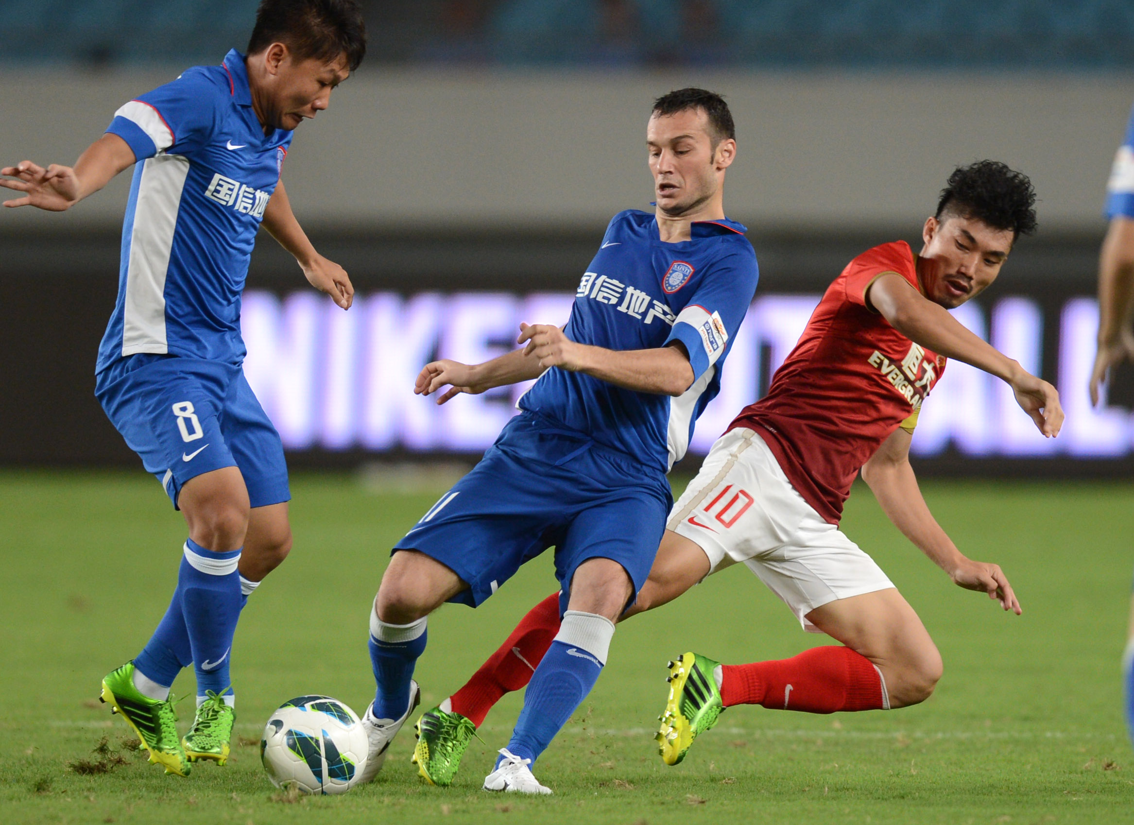 德媒：于帕索要1600万欧的年薪+200万欧奖金，外加高额签字费（德媒称于帕索开出1600万欧年薪、200万欧奖金，另索高额签字费）