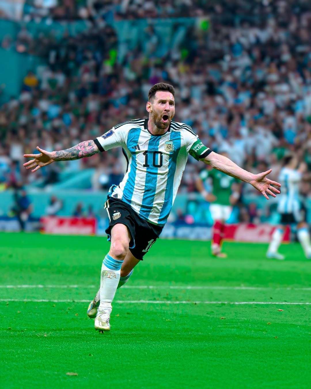 维拉客场4-3逆转布莱顿，终结其英超主场不败纪录，升至第三名。（维拉客场4-3逆转布莱顿，终结其主场不败，排名升至第三）