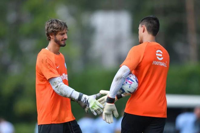 海廷加：奥斯梅恩和伊布、德罗巴一样强大，始终是一个威胁