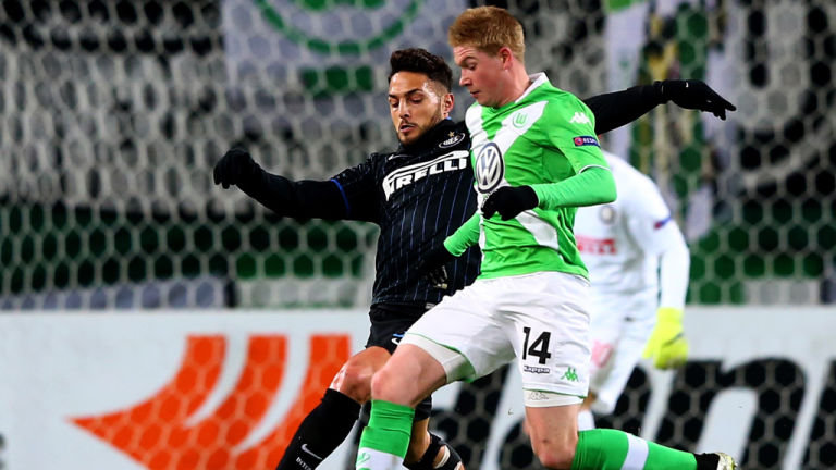 足球摄影最佳瞬间捕捉技巧（足球赛场精彩瞬间拍摄要领）